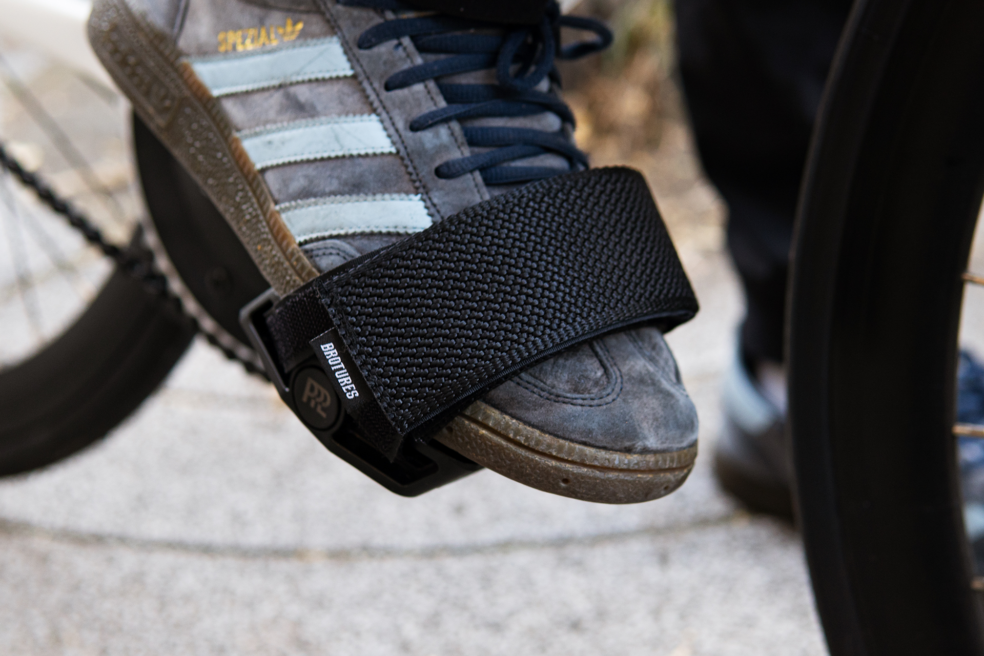 固定ギアのピストにストラップは必要？ | ブローチャーズ - BROTURES