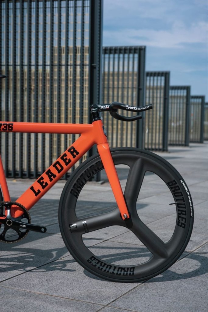 狙い目は限定色。オレンジの735TR。ブロ横ならこう組む