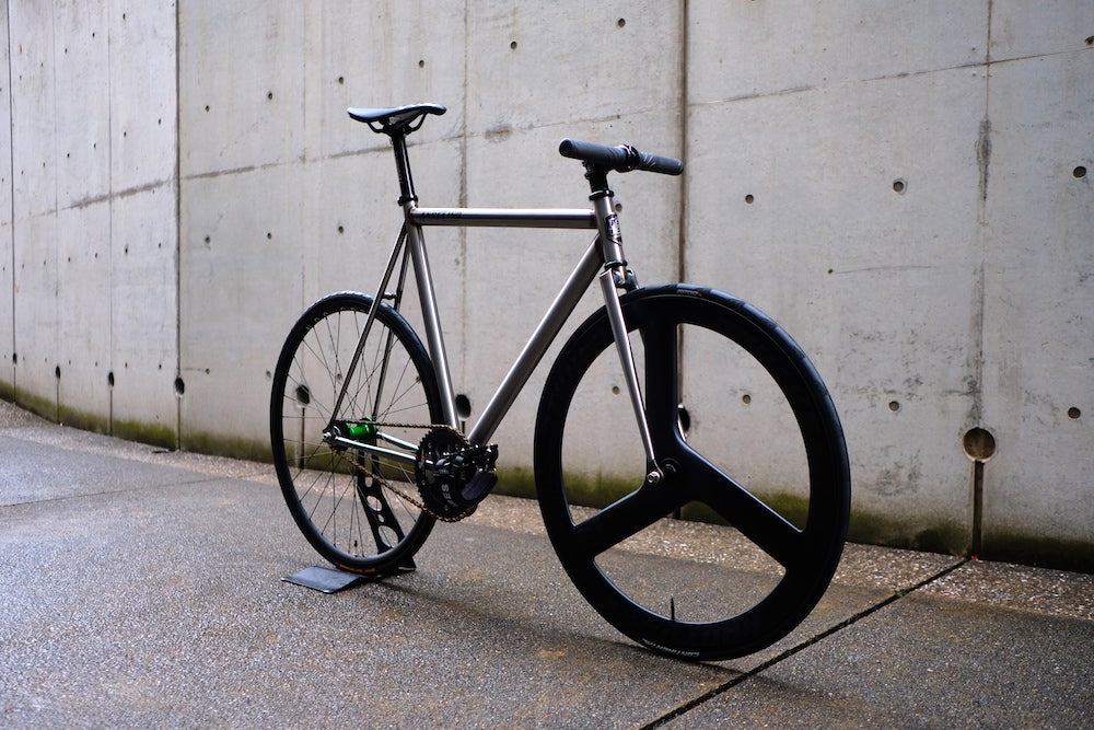 A custom bike of Leader®︎angelino appears. | ブローチャーズ 
