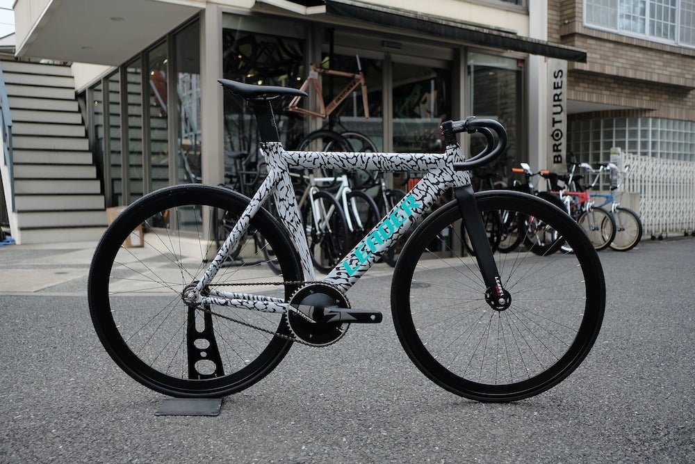 LEADER BIKES 735TR × atoms スペシャルコラボバイクが入荷。 | ブロー