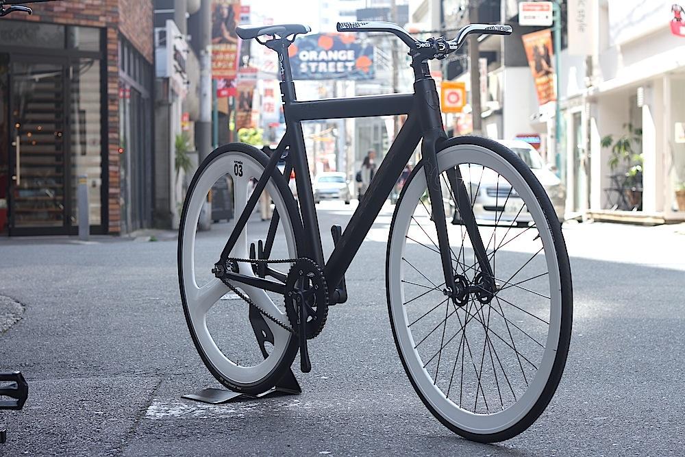 SATURDAYS ピストバイク 黒/白 真っ白なキャンパスを自分色に。 | ブローチャーズ - BROTURES ONLINE