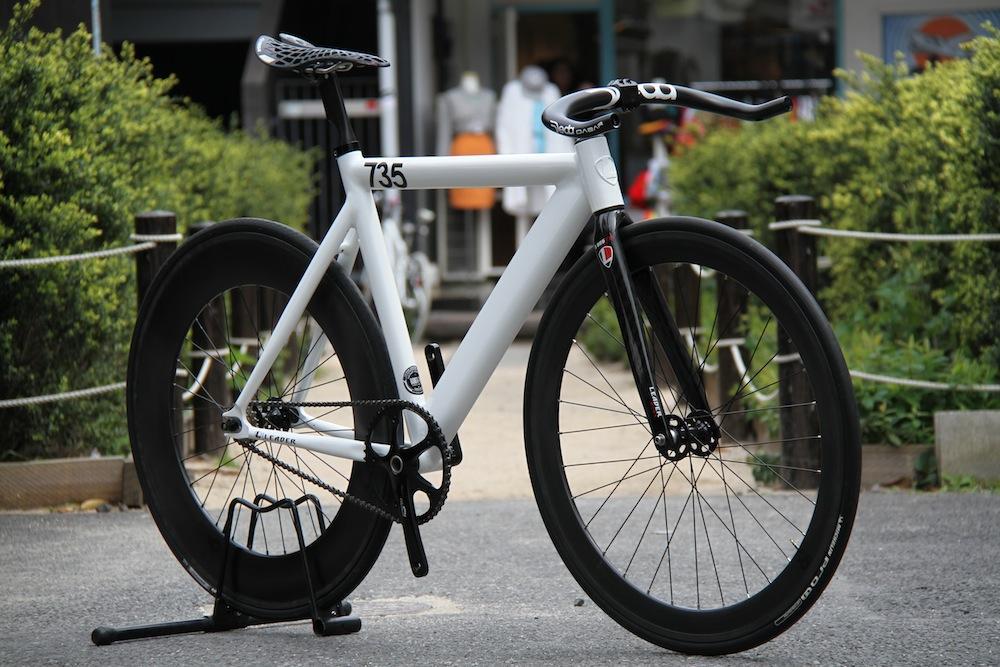 レアBLB NOTORIOUS90ホワイトカーボンディープリム LEADER 735TR×NOTORIOUS BLB CUSTOMBIKE | ブローチャーズ - BROTURES