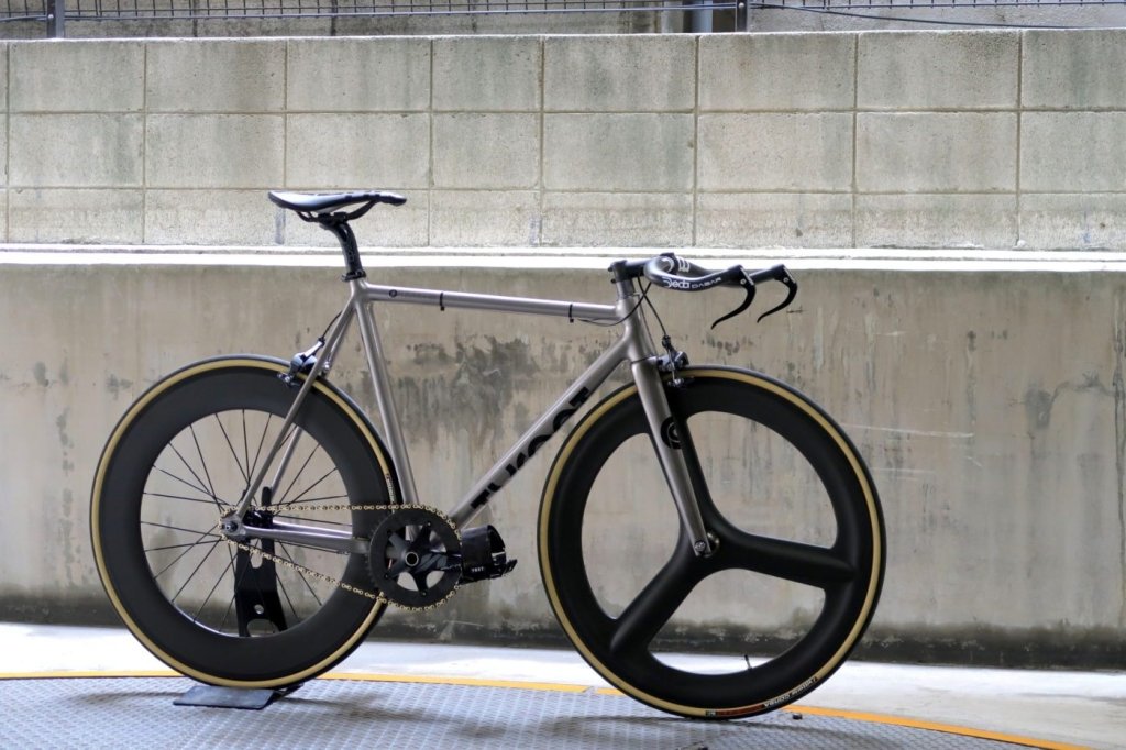 TOSHI ダブル ストラップ ピスト クロモリロード フジトシ IMG_6499-7762005.jpg?v=1759572388