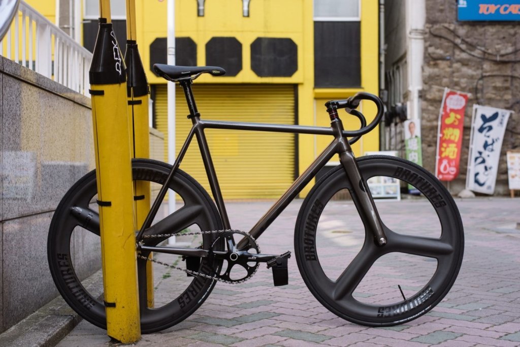 前下がりに前のめりな人へ | ブローチャーズ - BROTURES ONLINE STORE