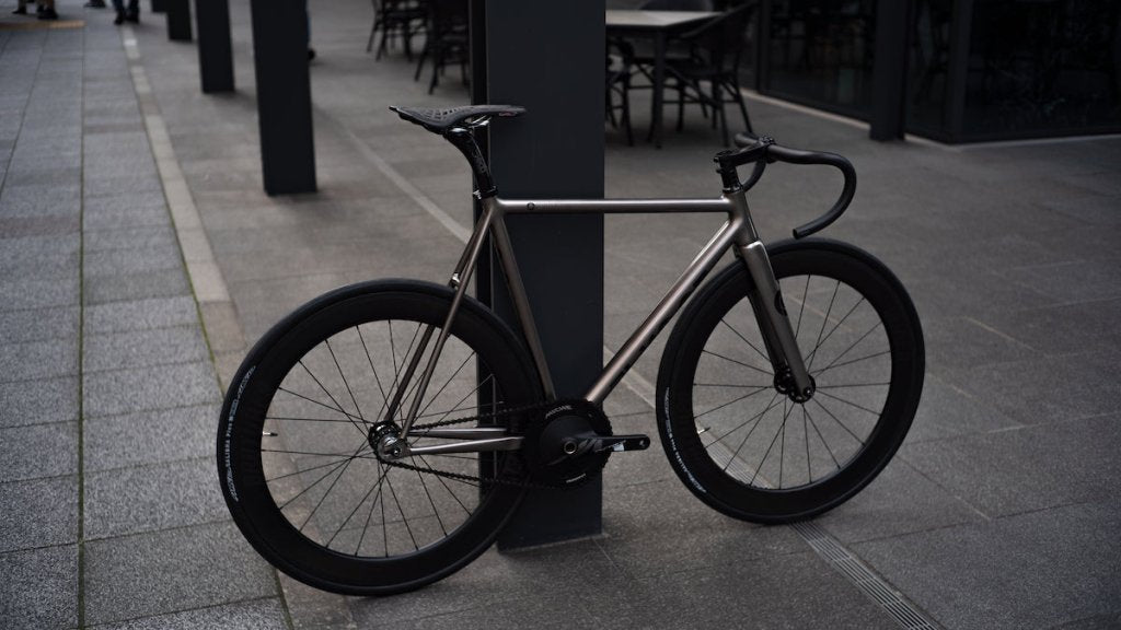 競技場生まれ、ストリート育ち | ブローチャーズ - BROTURES