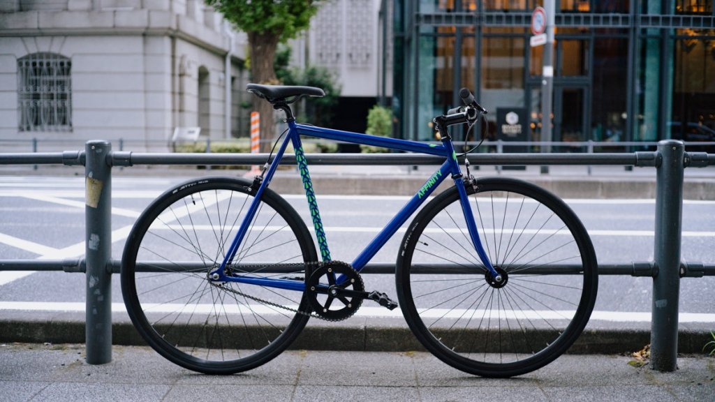 【送料込、完成車】700c フジフェザー ピスト ブローチャーズ ブルーラグ FUJI FEATHER が再入荷してます！！ | ブローチャーズ - BROTURES