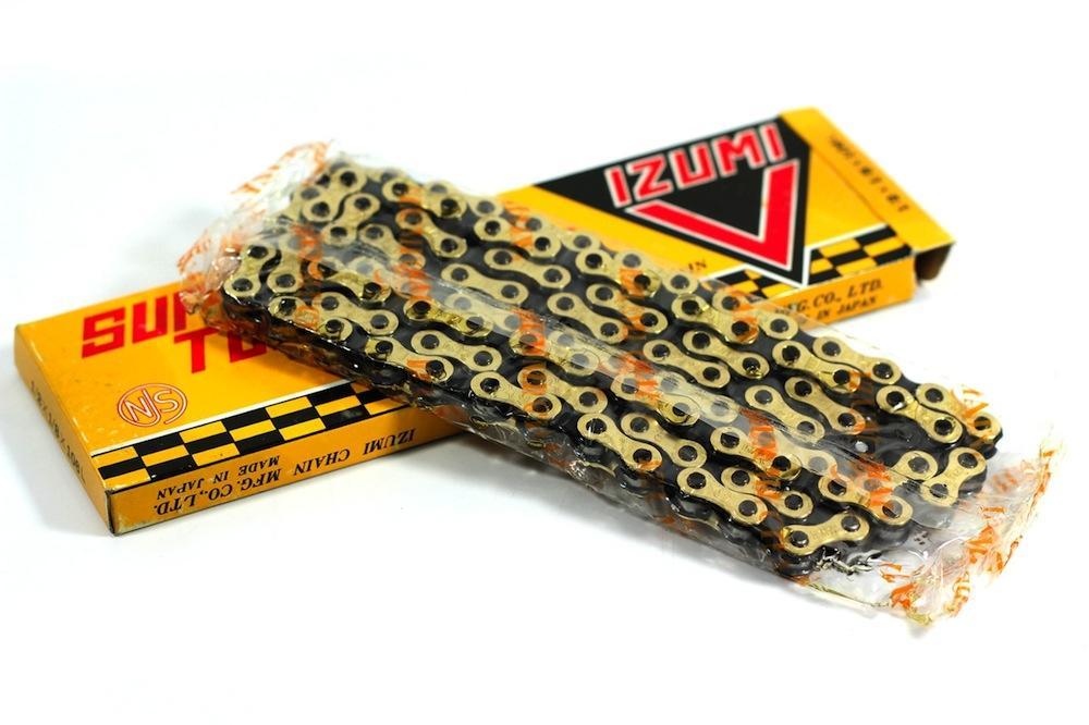 Izumi V-Chain Super Tough 1/8 x 1/2 (106 Links), Goud/Zwart Izumi V-Chain Super Tough 1/8 x 1/2 (106 Links), Goud/Zwart