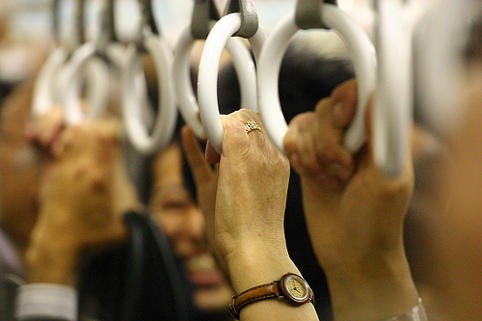 つり革から手を離そう。