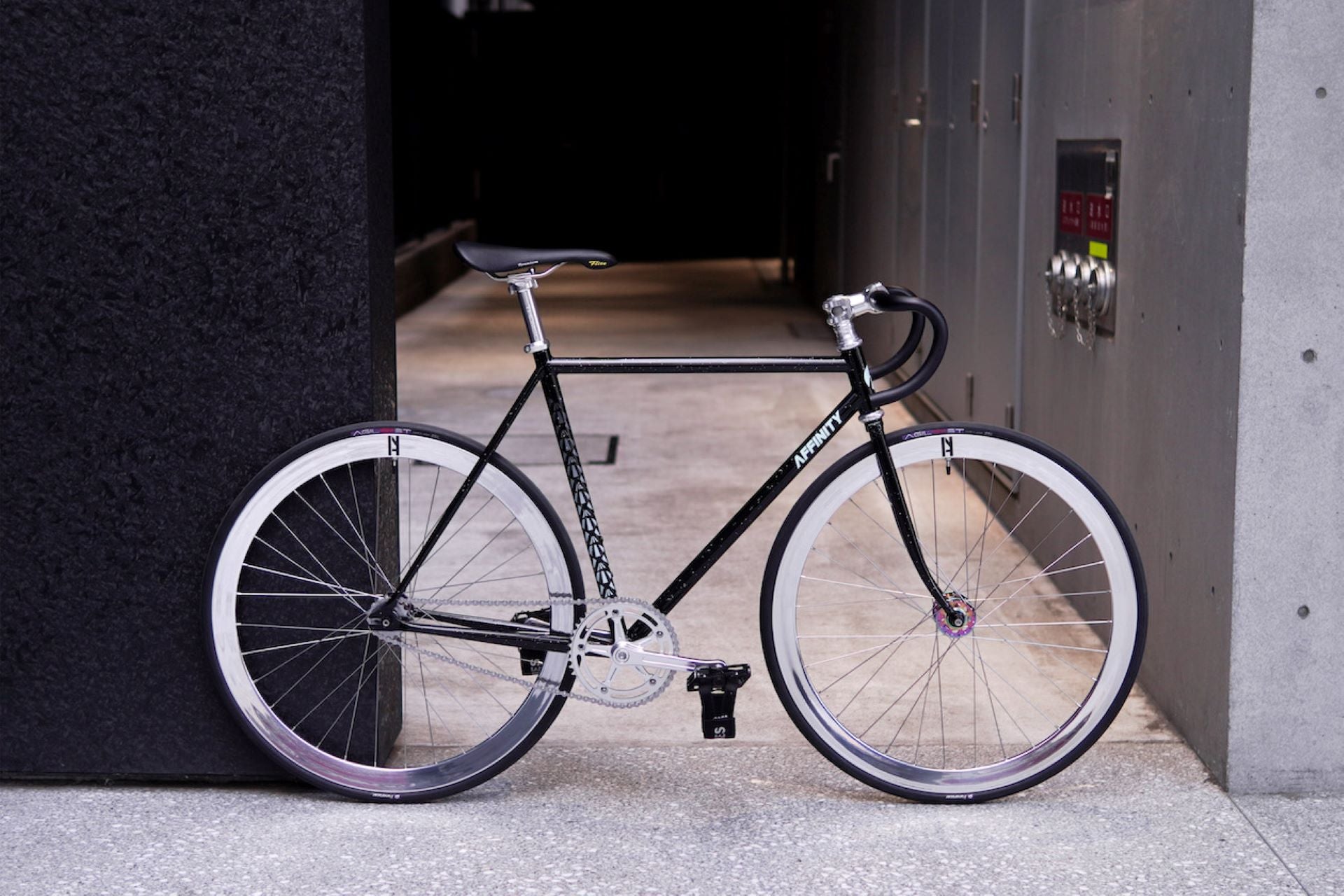 日本製 パーツ売り可能 Affinity Metropolitan サイズS 2022 自転車 