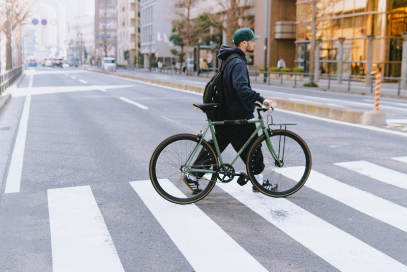 何気ない通学の１コマですら、ピストならサマになる。
