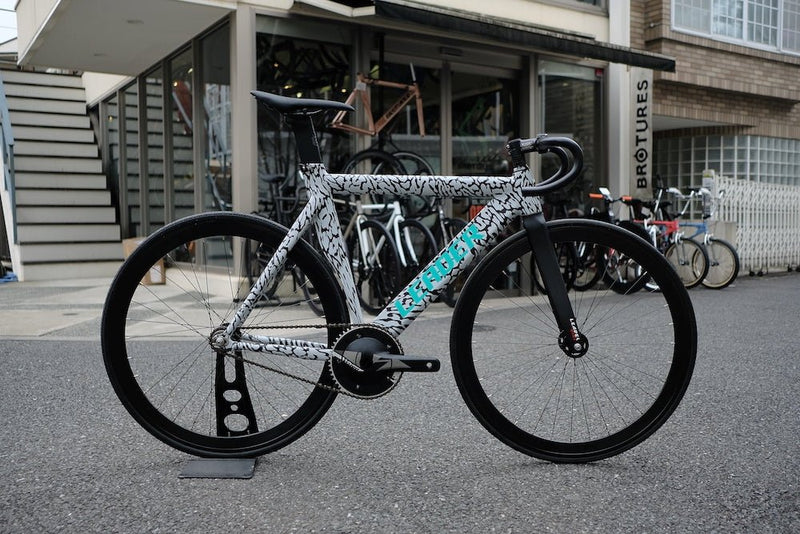 LEADER BIKES 735TR × atoms スペシャルコラボバイクが入荷。