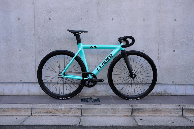 夏にぴったりの鮮やかな725TR入荷してます！