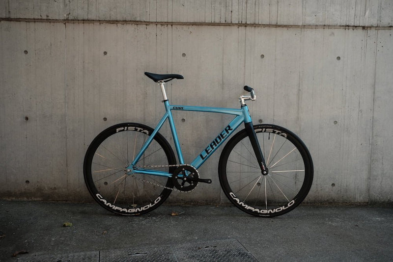 間も無く入荷のLEADER BIKE CUREをシルバーパーツでカスタム。