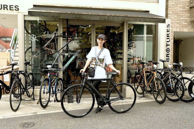 女性だってかっこいいピストバイクに乗る時代。