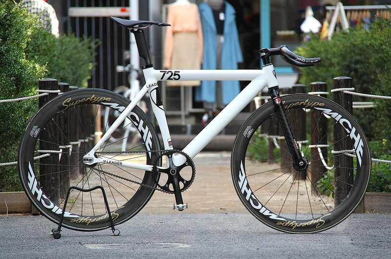 Emi Brown 来日記念 LEADER BIKE 725&735TR WHITE キャンペーン残りわずか！