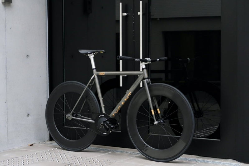 腰を据えてなんて乗るわけがない。