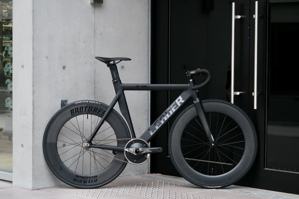 ぴま ユニセックス PUMA x ワンピース 黒ひげ スウェード スニーカー