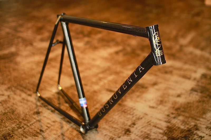 DOSNOVENTAが手がけるクロモリフレーム！