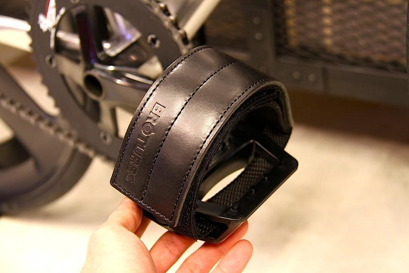 皮革職人によるこだわりのレザーストラップ