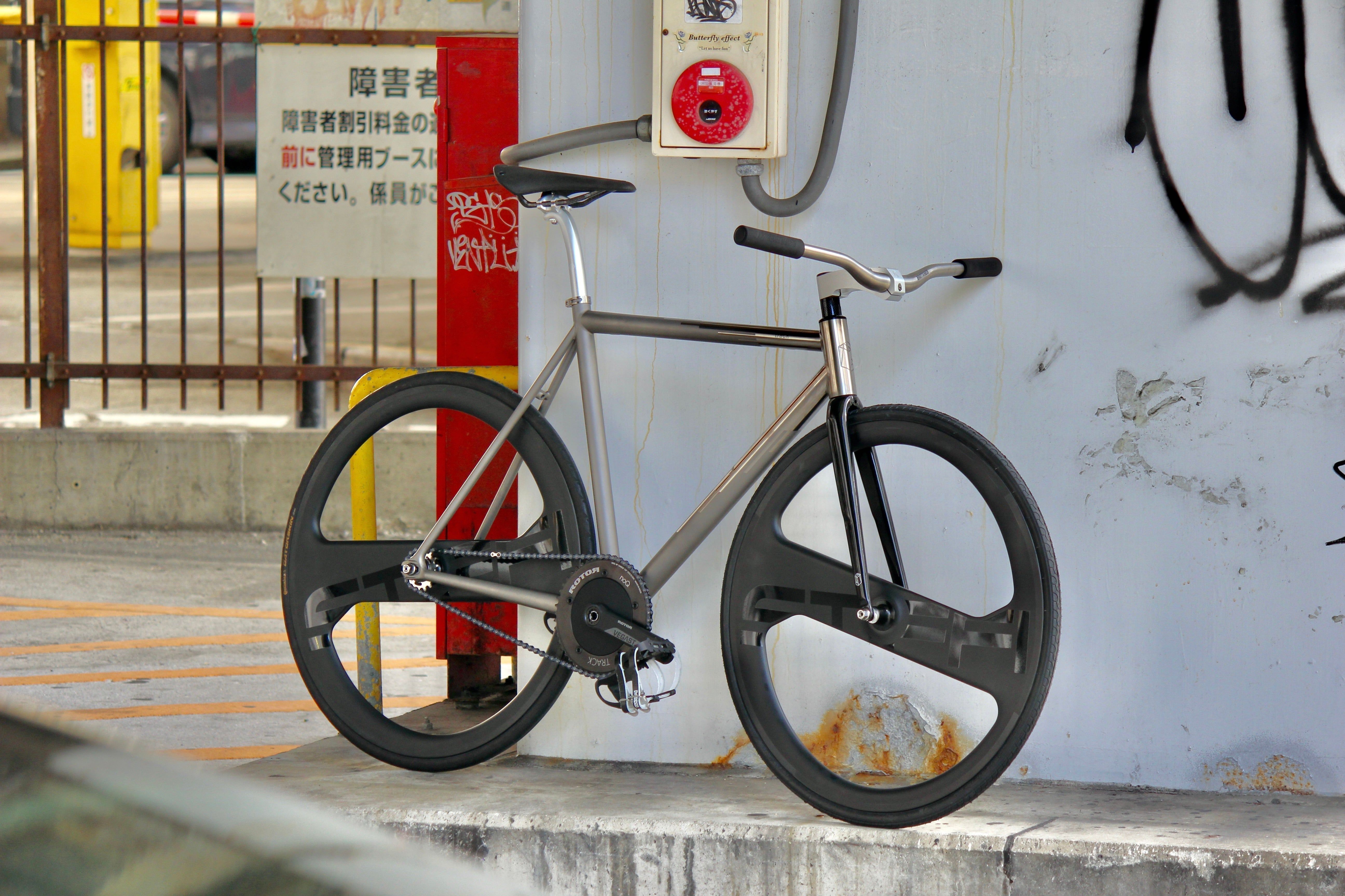 1点だけの在庫。A-frameチタンフレームを大阪店で。 | ブロー
