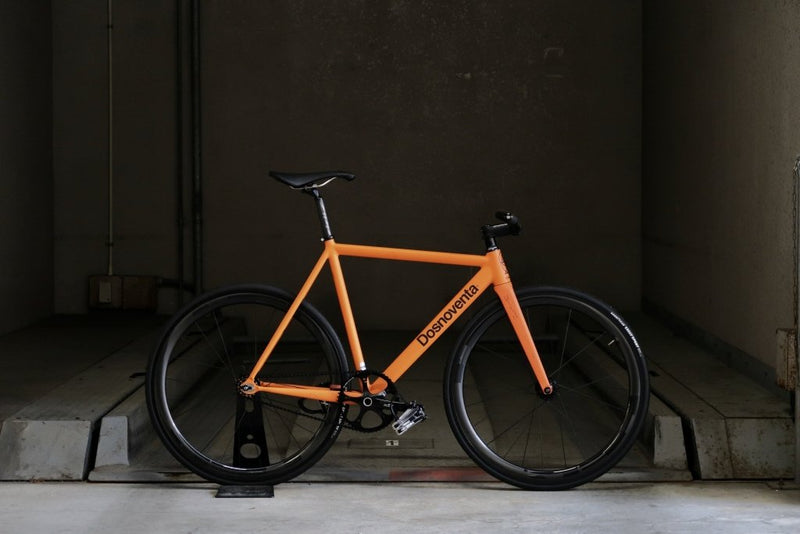 黒の中に咲くオレンジ。