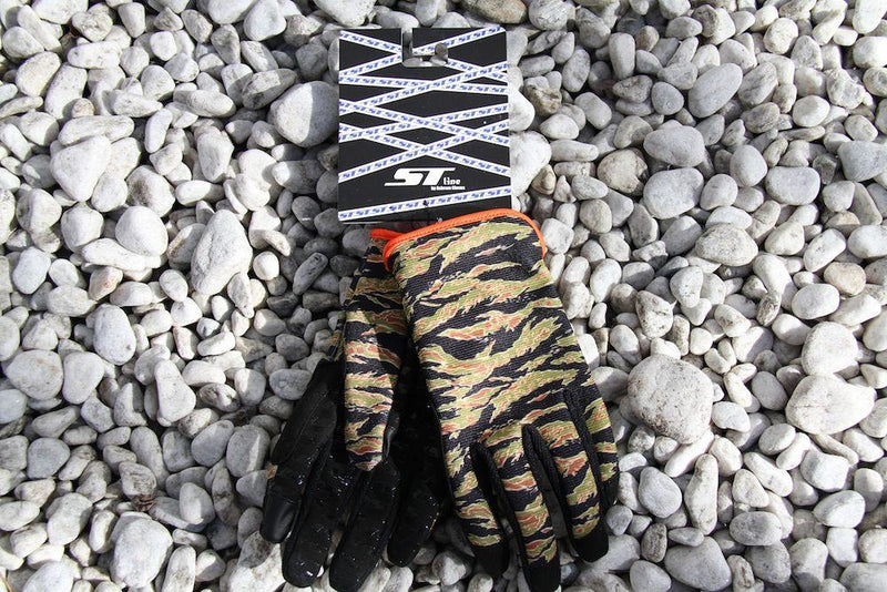 この冬を乗り切る為のマストアイテム、ST-line glove大量に入荷しました!!