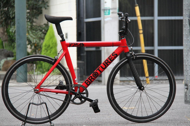 AKIRA SASAKI with LEADER BIKE in SKI jounal