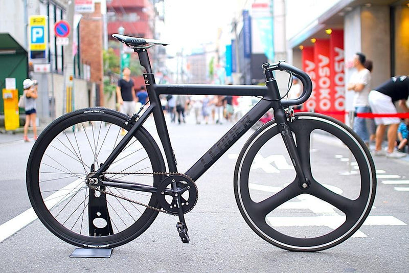 入荷ホヤホヤの”725TR Complete” をベースにカスタムバイク!!!