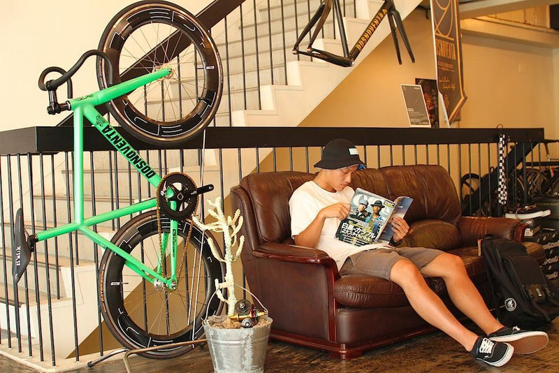 愛車を「見せる収納」“縦 or 横” VERTICAL STAND に注目!!!!!