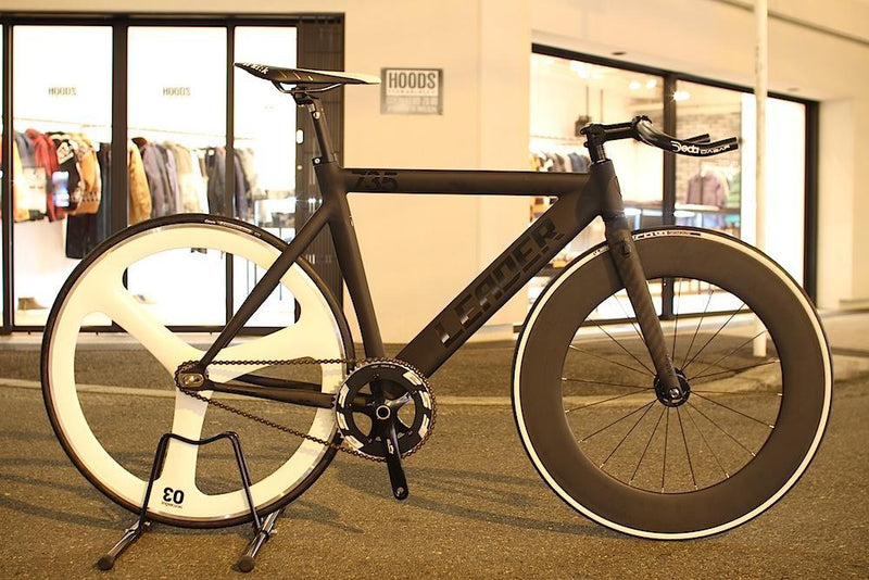 735TR BLACK BASEMENT x WHITE ACCENT