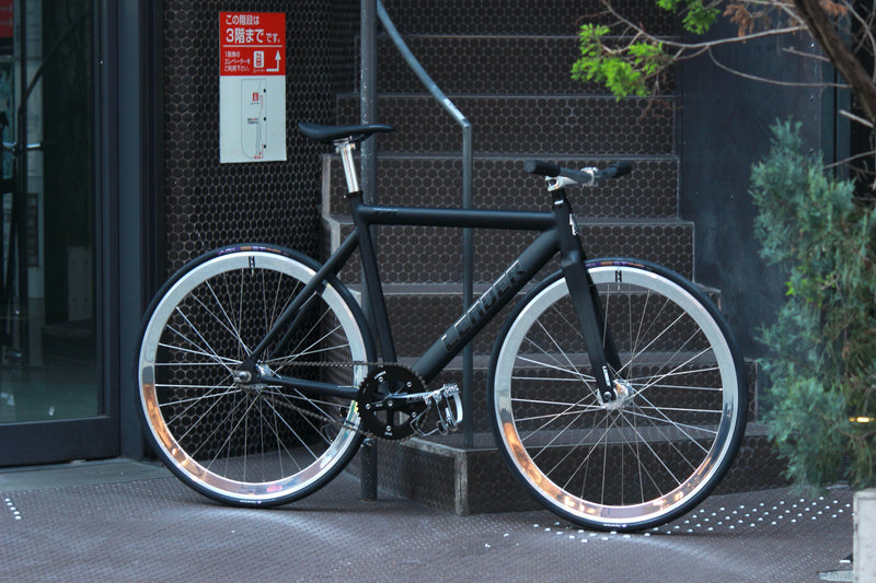 721TRマットブラックに差す、圧倒的に輝くシルバーパーツ。