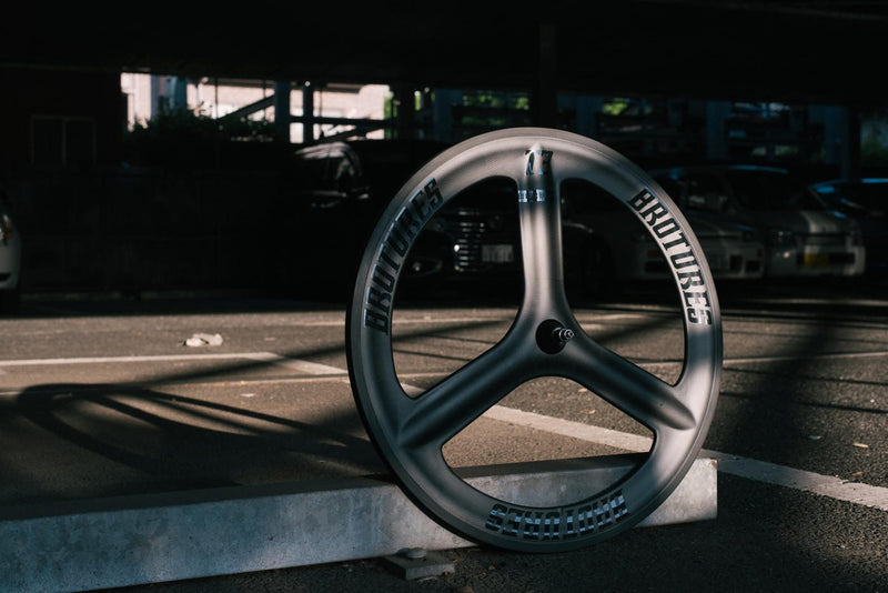 これがBROTURES PRODUCT CARBON WHEELだ。