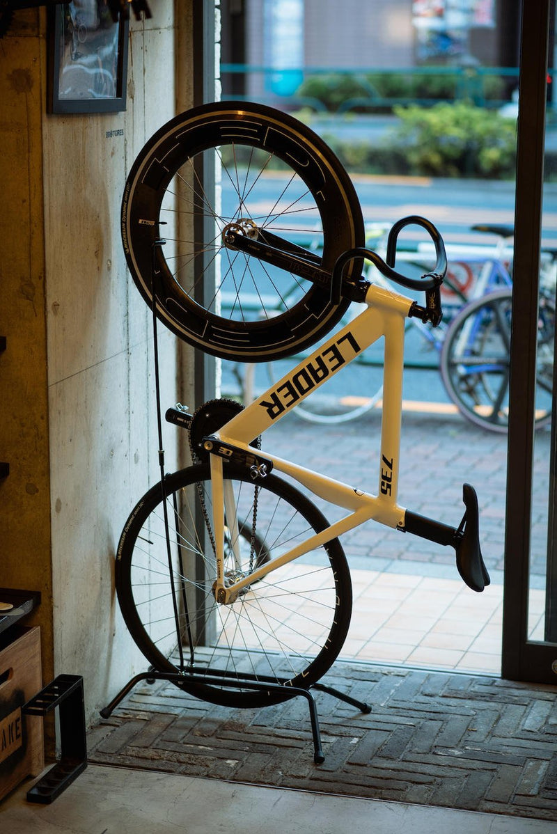 駐輪スペースを半分に。縦型バイクスタンド再入荷。