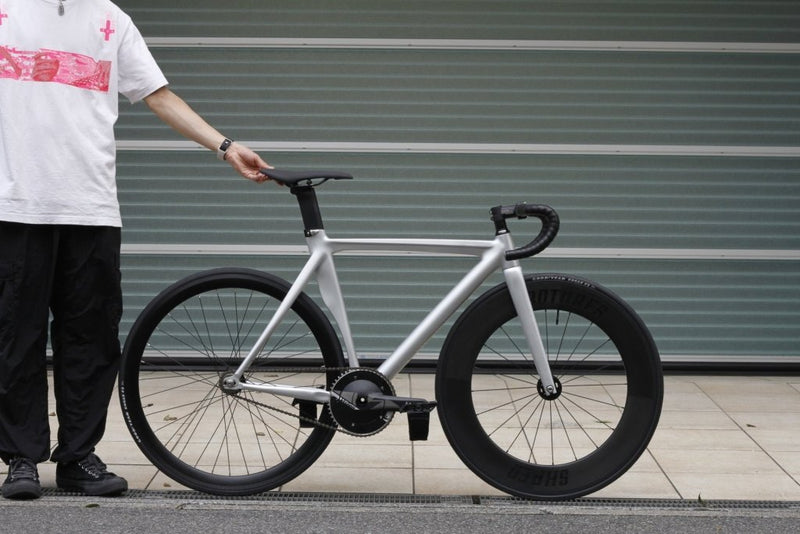 街乗りからレーシーにも乗れるMONARCH.