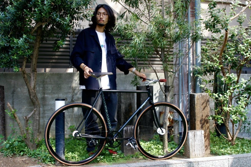 大都会を突き進むフレーム。