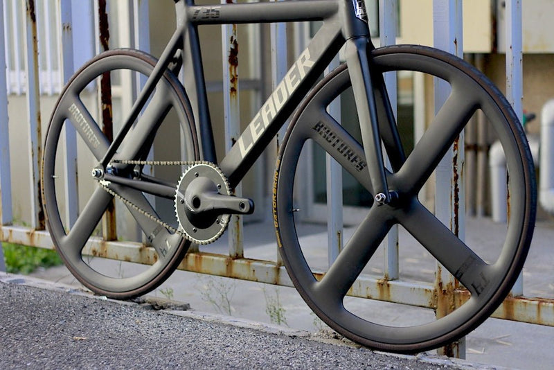 なんやかんや完組ホイールも優秀。