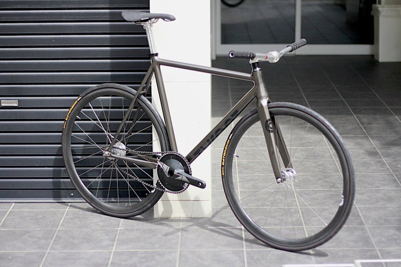 KAGEROはシルバーパーツも似合う。TYRANT BIKES KAGERO