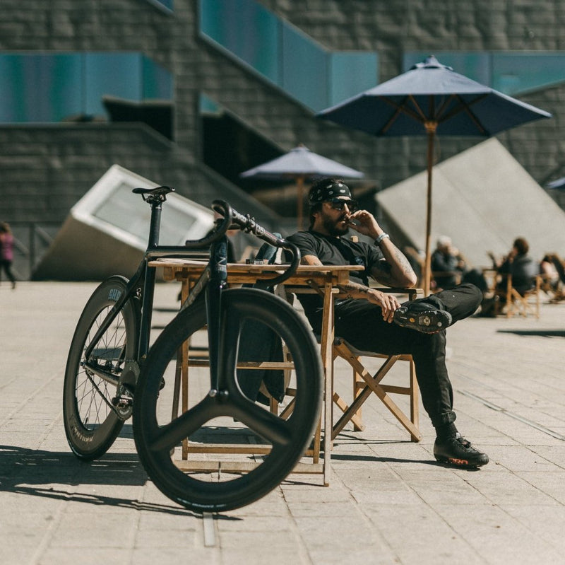 スペインから日本。両極端なバイクが入荷です。