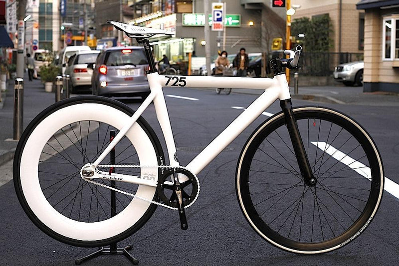 LEADER BIKE 725TR WHT & BLK w/NOTORIOUS 90