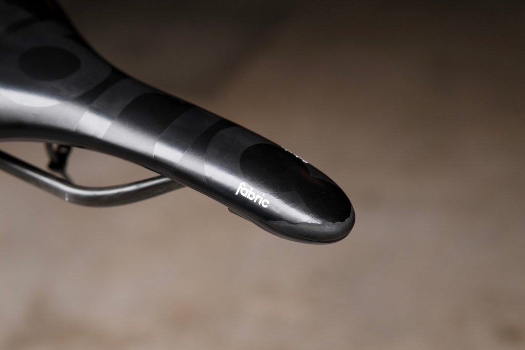 fabric Scoop Pro Team Flat カーボンレールサドル Fabric Scoop Pro Team Saddle - Men's - Components